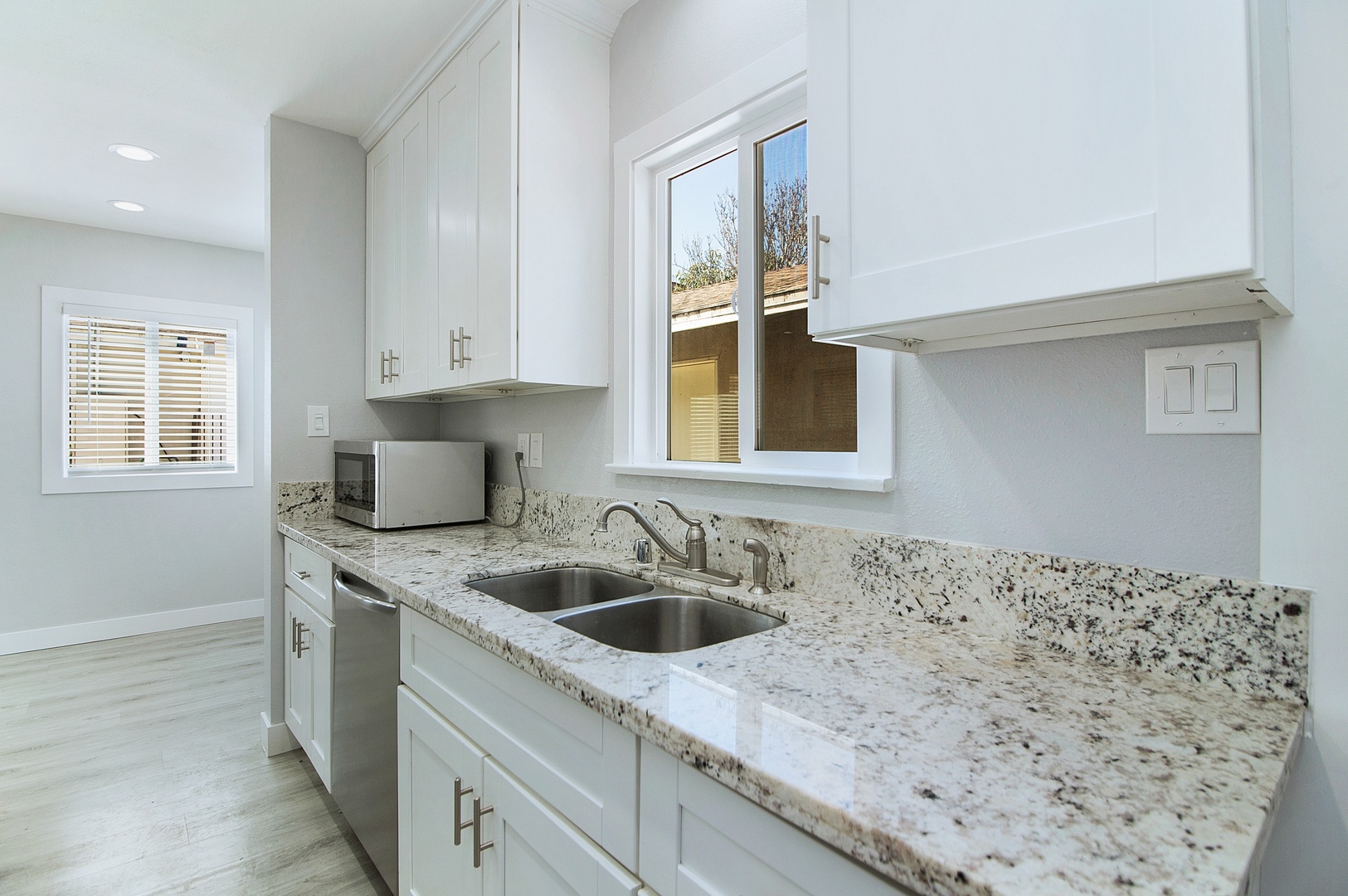 Long Beach Apartment: 77-79 East Ellis Street