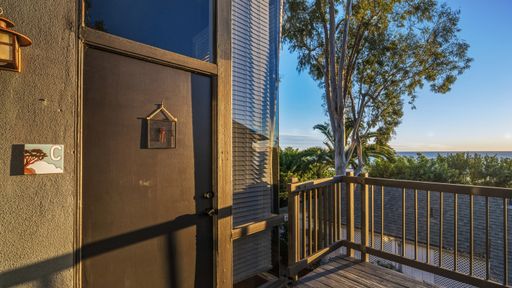 Remodeled Top Floor 2 Bedroom with Ocean Views in Laguna Beach