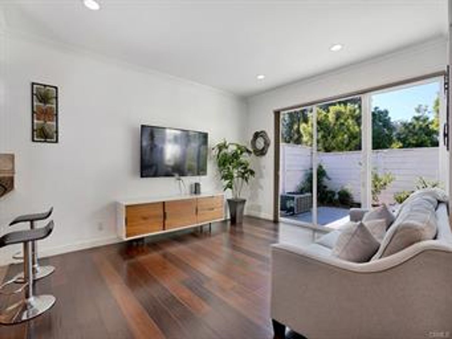 Irvine House: 5 Laketrail