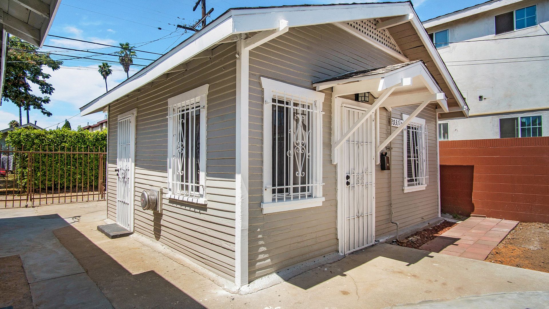 Long Beach Apartment: 2029-2031.5 Lemon Avenue