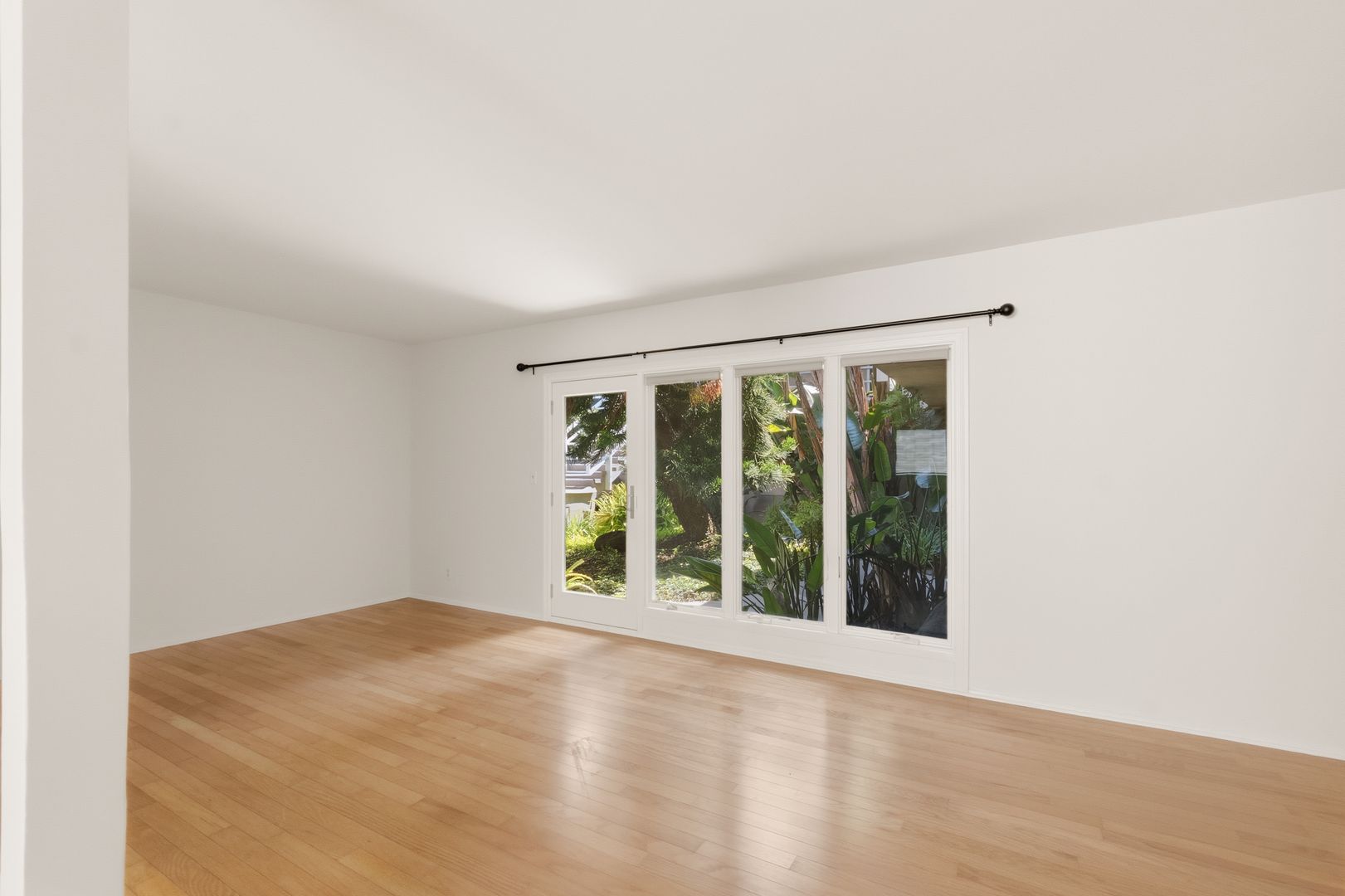 Laguna Beach Apartment: 176 McKnight Drive