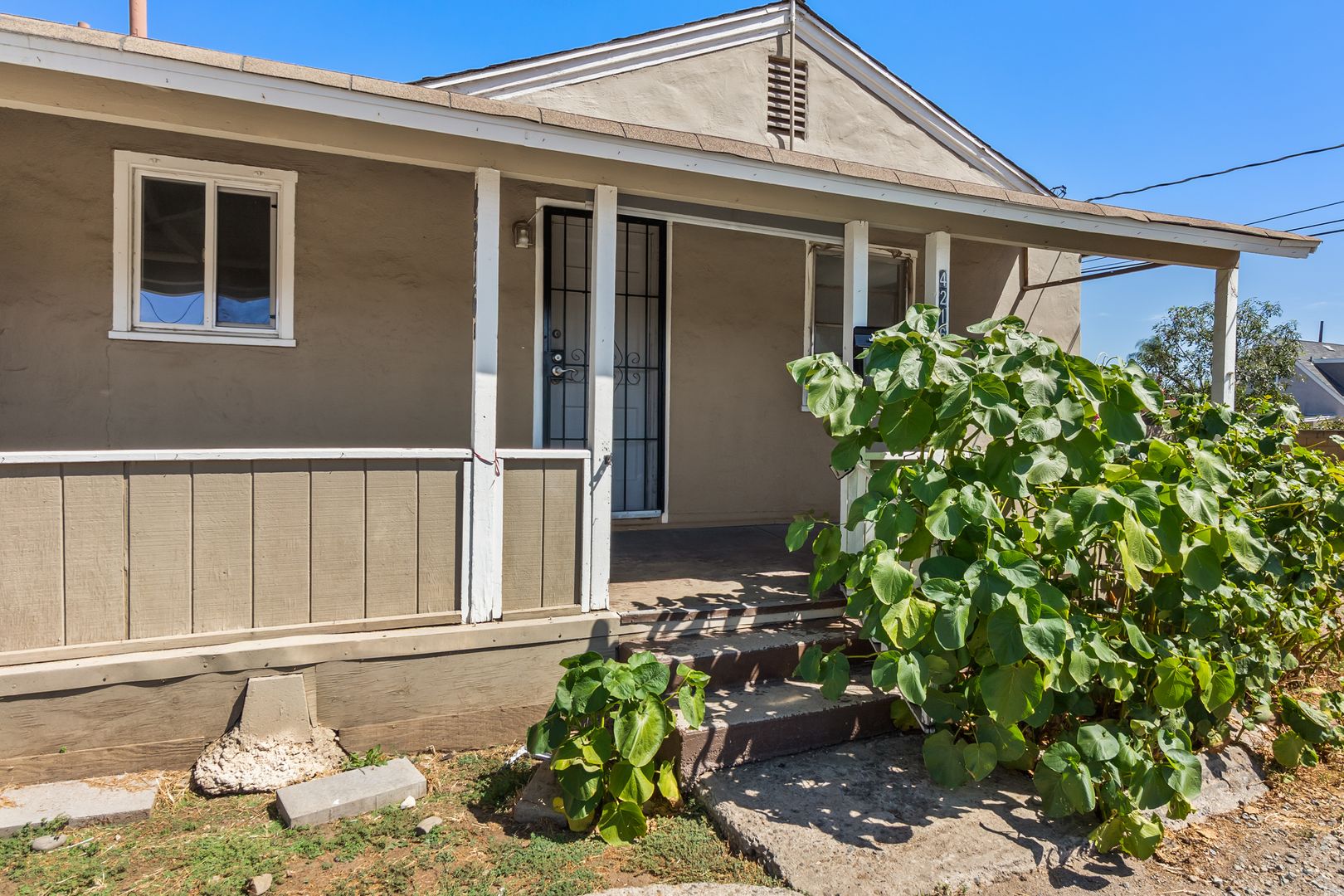 Orange Apartment: 4204-4216 E Washington Ave