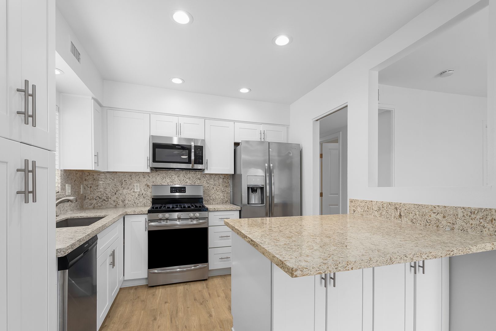 Newport Beach Apartment: 211 Fern Street