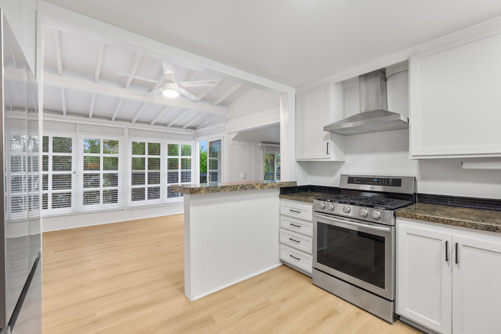 Laguna Beach Apartment: 2101 Glenneyre Street