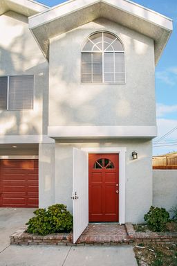 Spacious Updated 3 bedrooms 2 bath Townhouse in Poly High Long Beach Townhome – photo 1