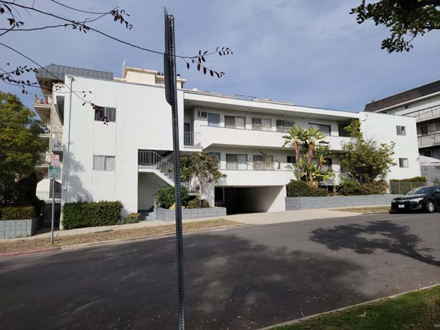 Los Angeles Apartment: 1850 Thayer Ave.