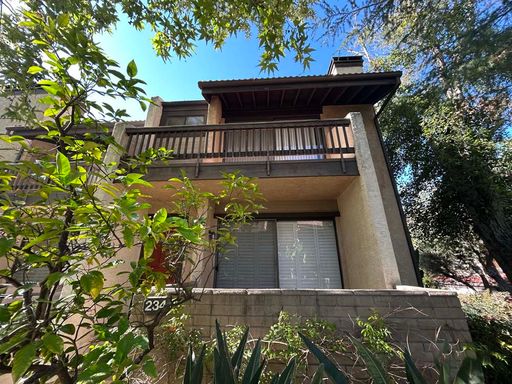 Spacious 4 bedroom 2.5 bath Condo for rent in Woodland Hills!