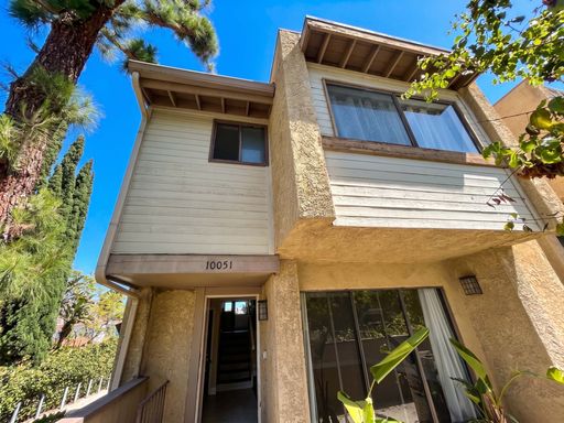 Charming End-Unit Townhome in the Heart of Chatsworth