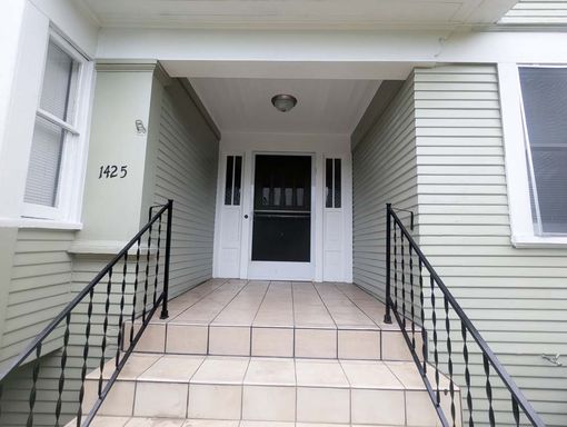 Large 2-Bedroom Bottom Unit with In-Unit Washer & Dryer in Historic Angelino Heights – photo 1