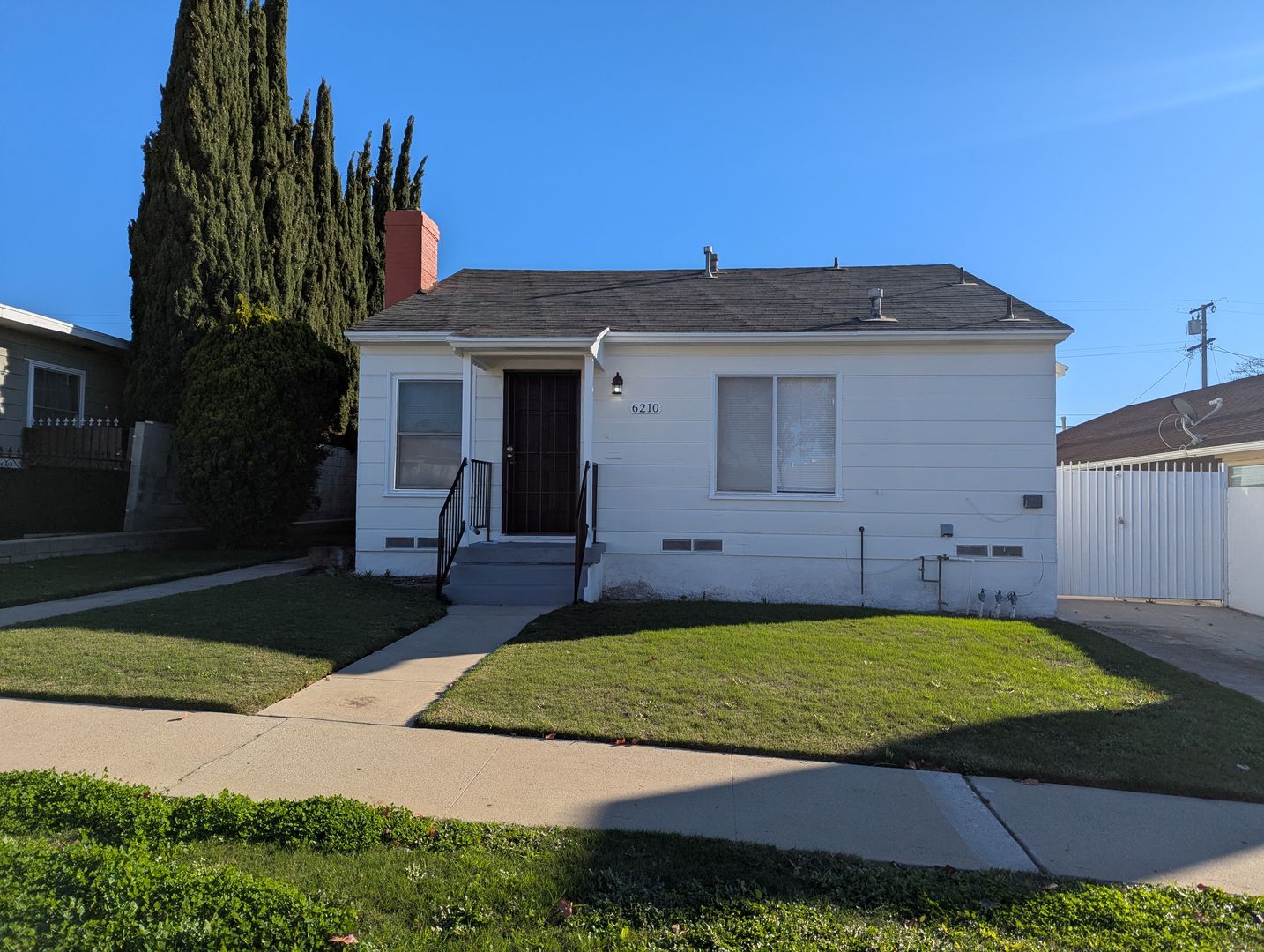 Los Angeles Apartment: 6208 & 6210 S Fairfax Ave.