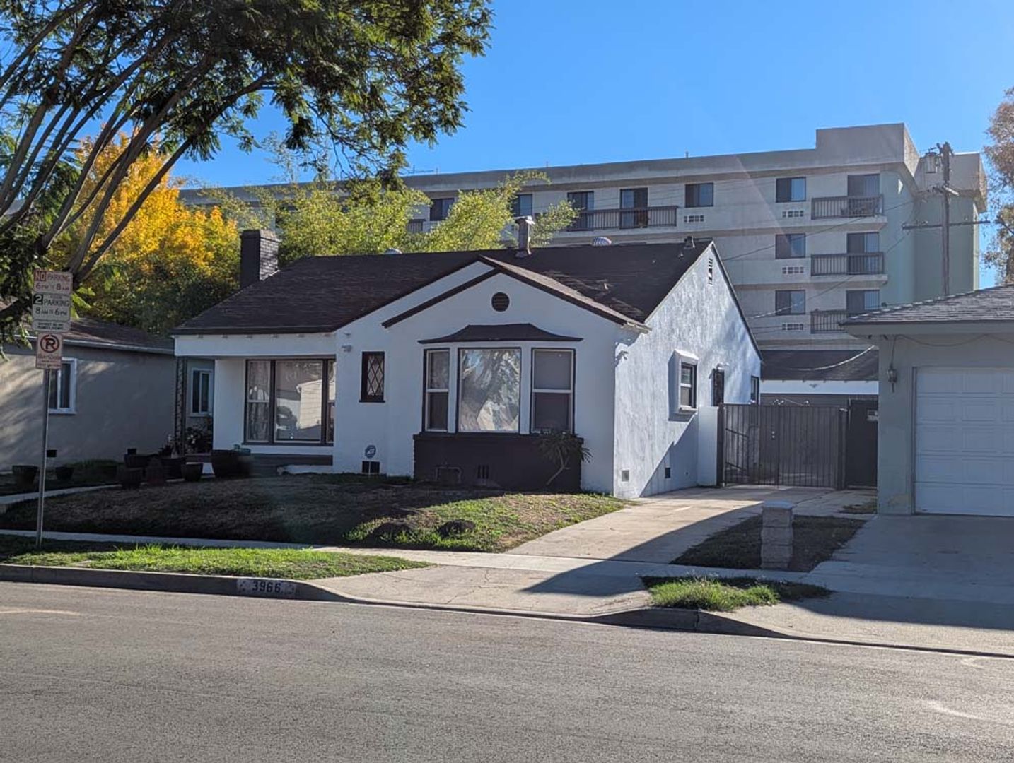 Los Angeles House: 3966 S Victoria Ave.