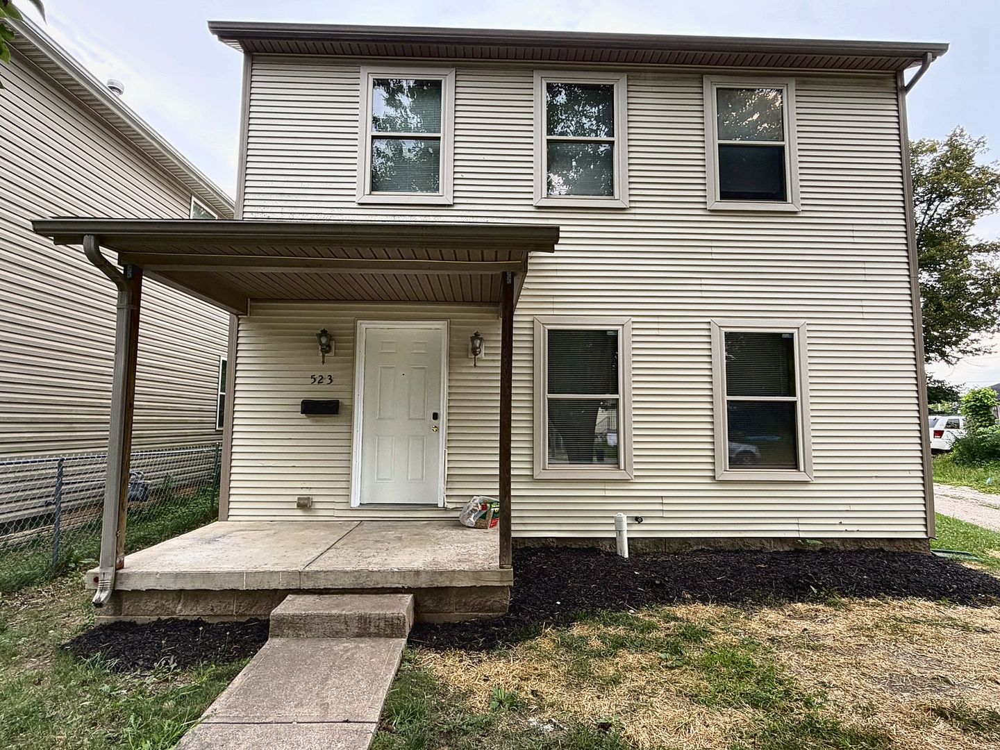 Springfield House: 523 W Mulberry St