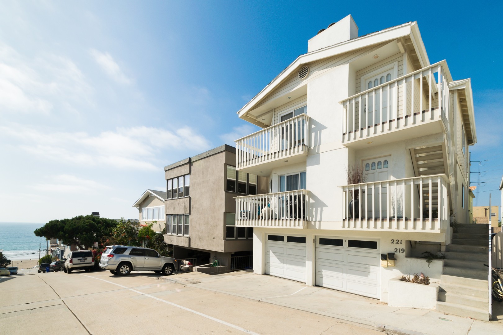 Manhattan Beach Apartment: 221 44th Street