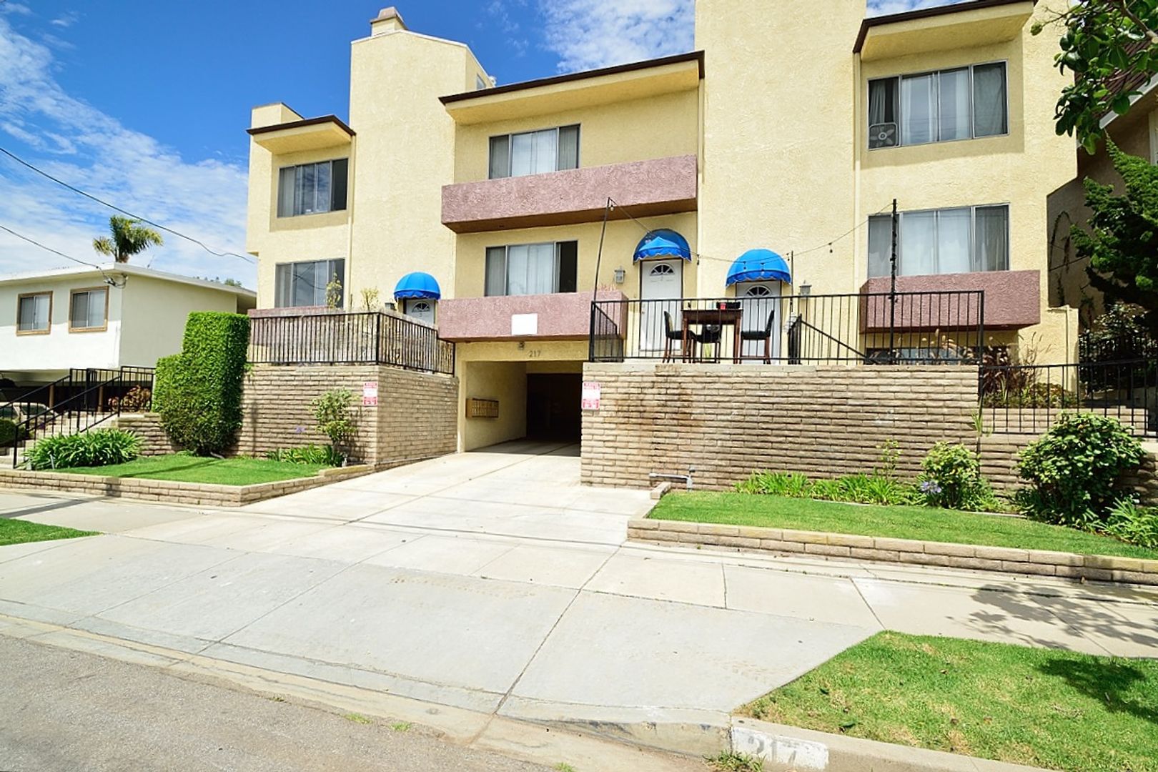 El Segundo Apartment: 217 E. Oak Ave.