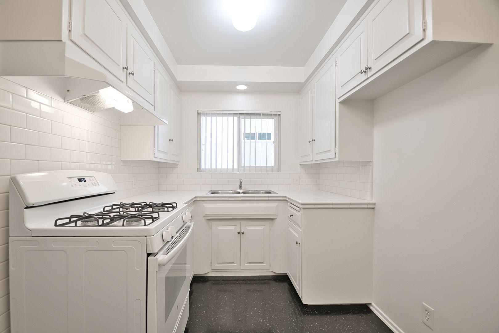 Redondo Beach Apartment: 1902 Plant Avenue