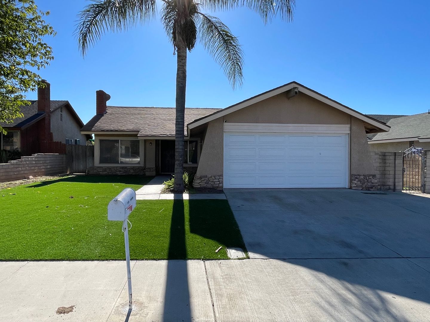 Riverside House: 7460 Penwood Ln