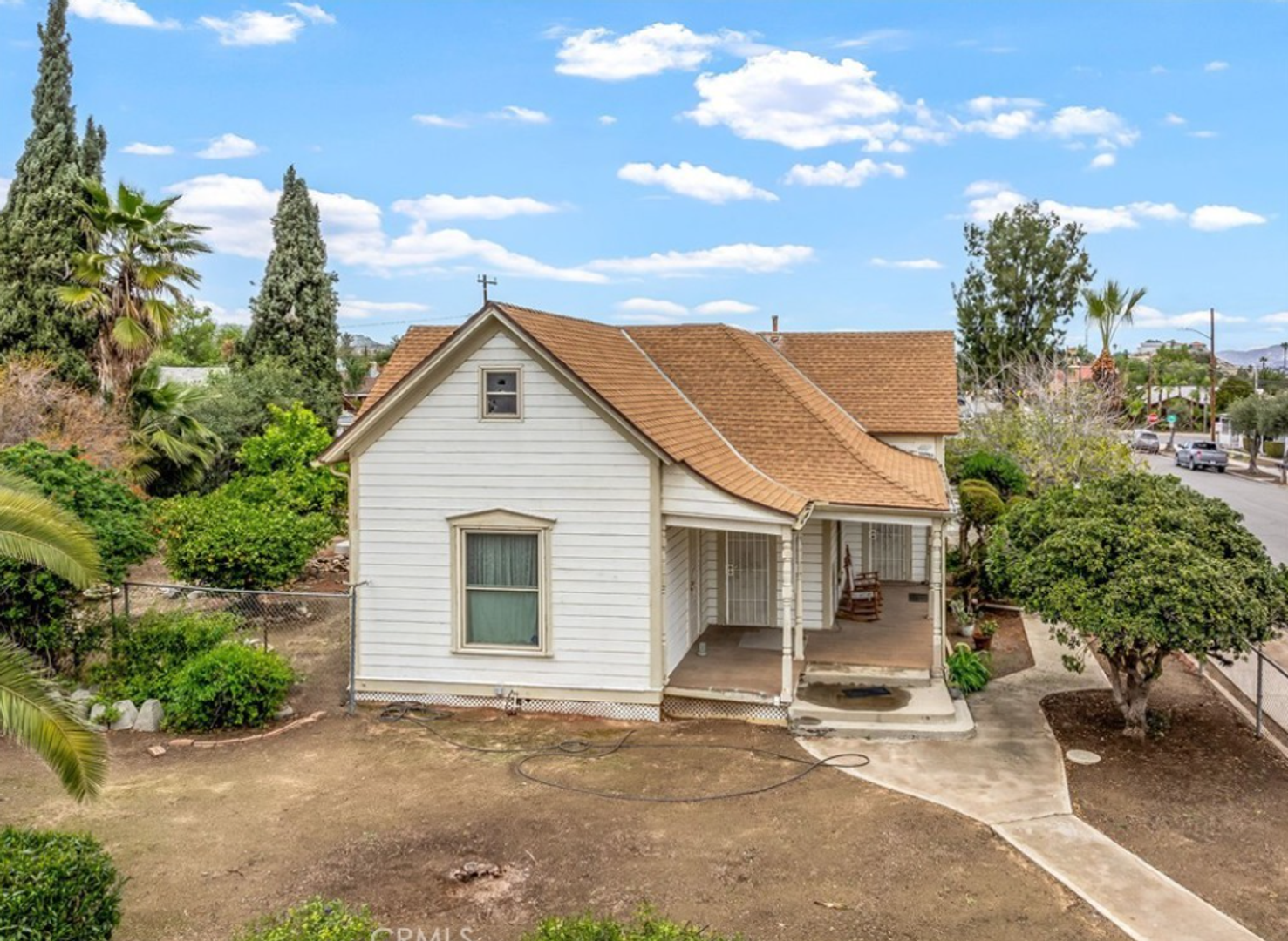 Perris House: 306 W 5th St