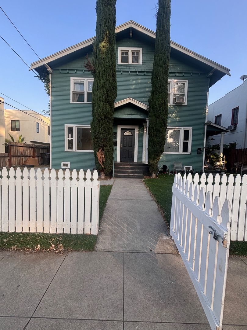 Riverside Apartment: 3635 Chestnut St