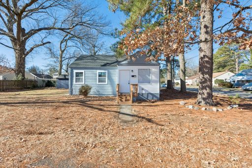 Newly renovated! Beautiful 2 bed, 1 bath home in historic Cradock. – photo 1