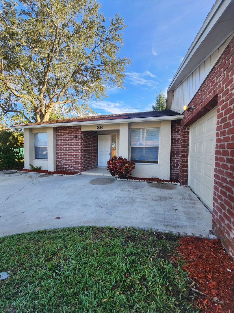 Kissimmee House: 28 S. Flag Dr.