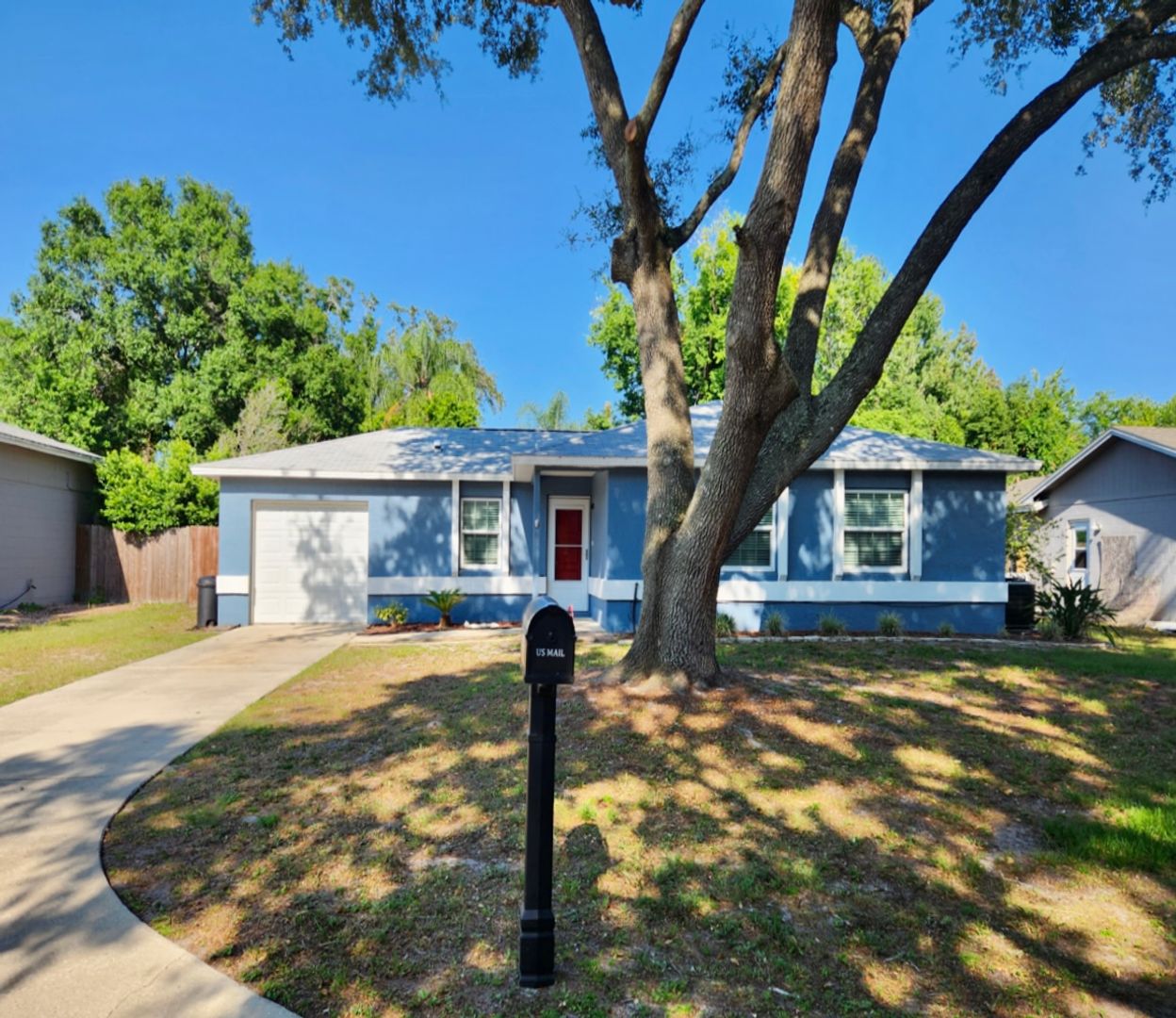 Sanford House: 221 Loch Low Dr
