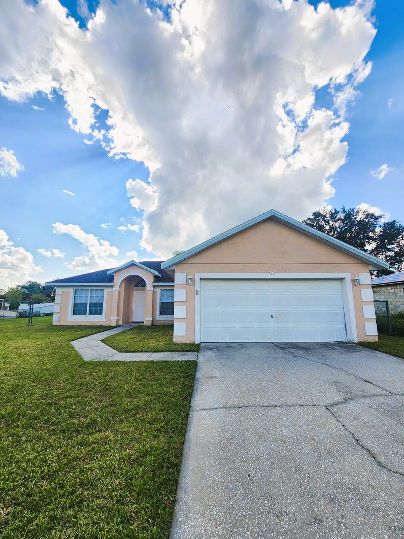 Kissimmee House: 235 Dalton Dr