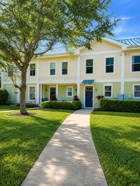 Beautiful 2-Bedroom Townhome with Resort-Style Amenities in the Heart of Kissimmee! – photo 1