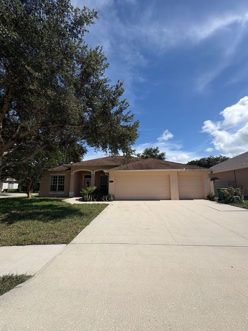 West Melbourne House: 3185 Soft Breeze Cir