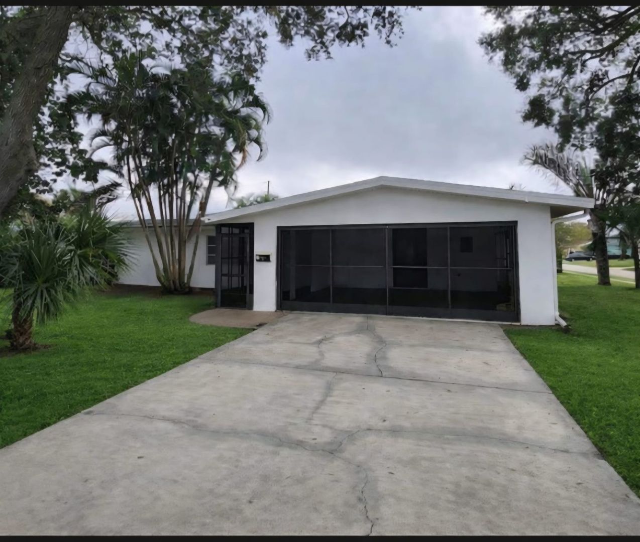 Melbourne House: 2913 Bayeux Ave