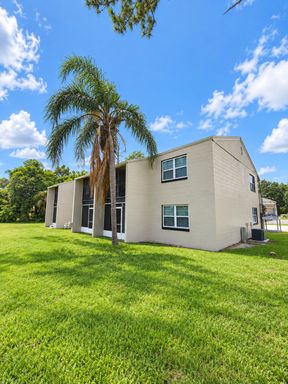 Beautifully Renovated 2-Bedroom, 2-Bath Rental in Buena Ventura Lakes! – photo 1