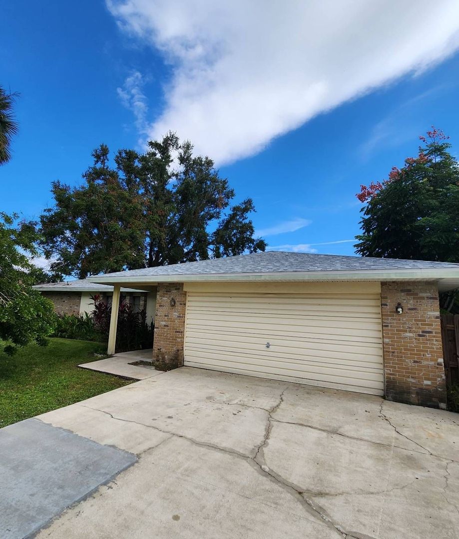 Palm Bay House: 549 Burlington Ave NE