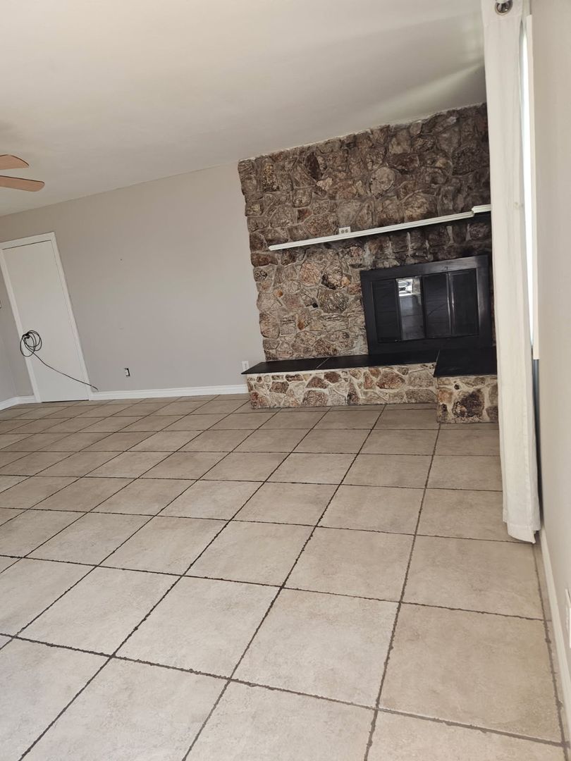 Needles House: 2001 Rio Vista Dr