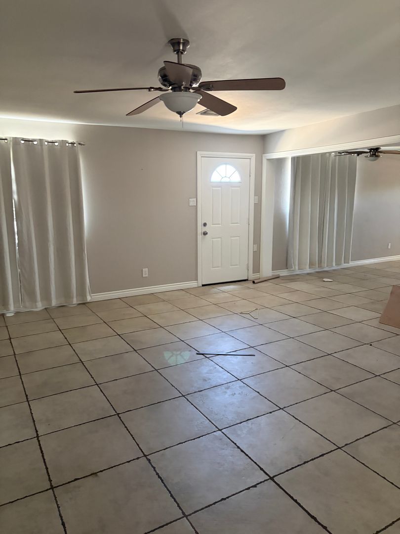 Needles House: 2001 Rio Vista Dr