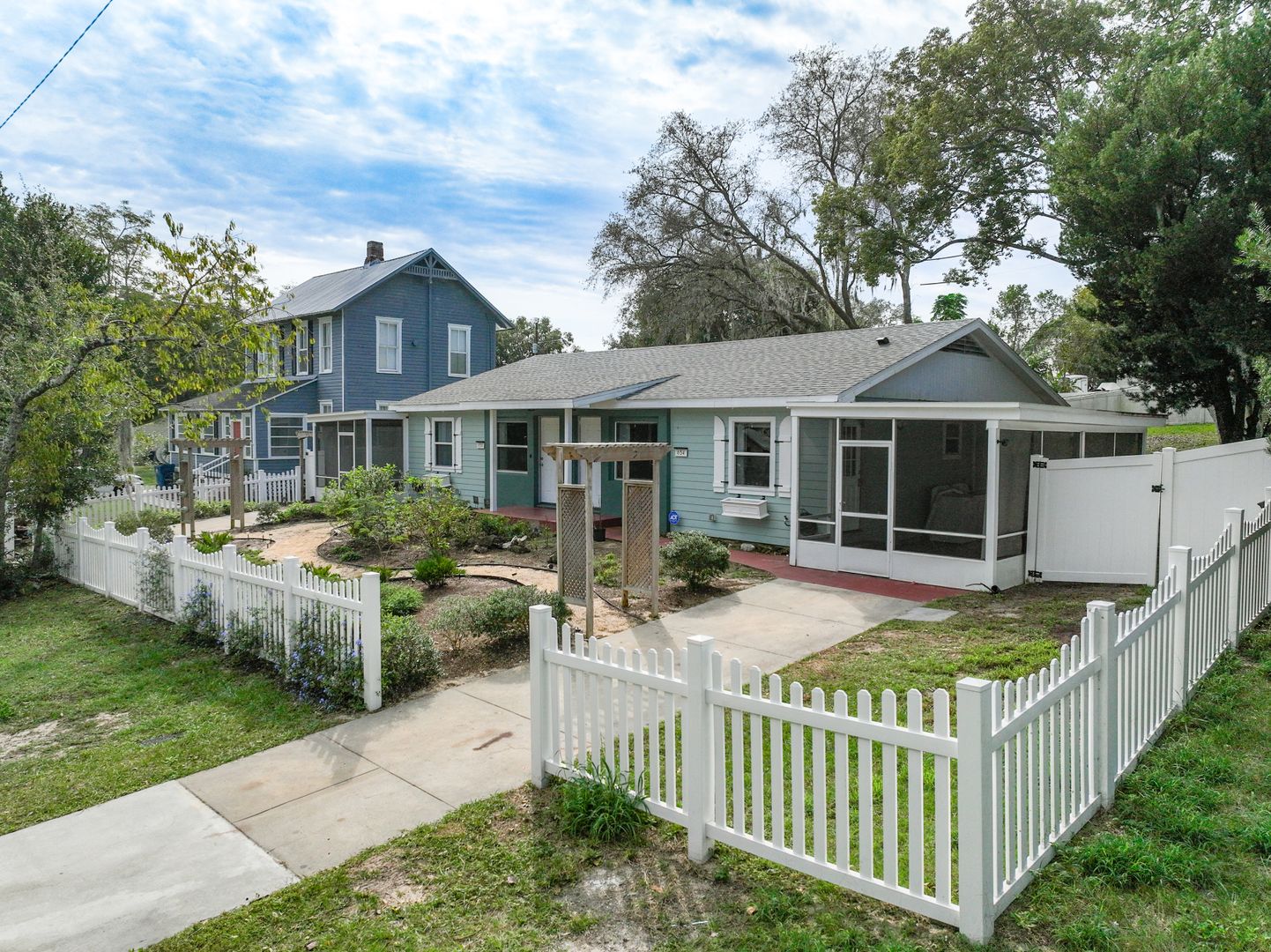 Groveland House: 654 Warner Street