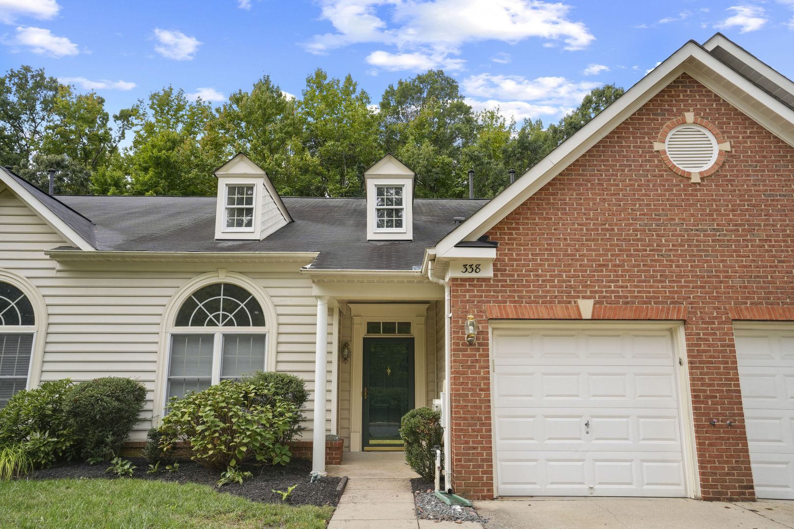 Edgewater House: 338 Colony Point Place