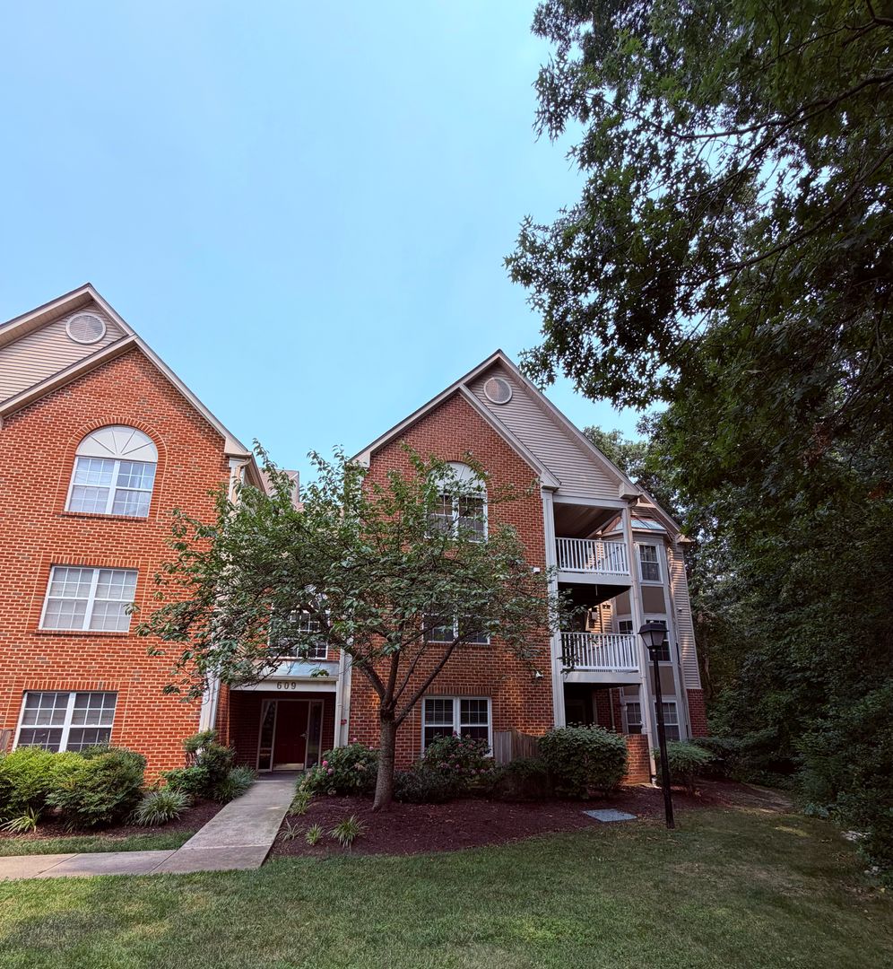 Annapolis House: 609 Admiral Drive #208