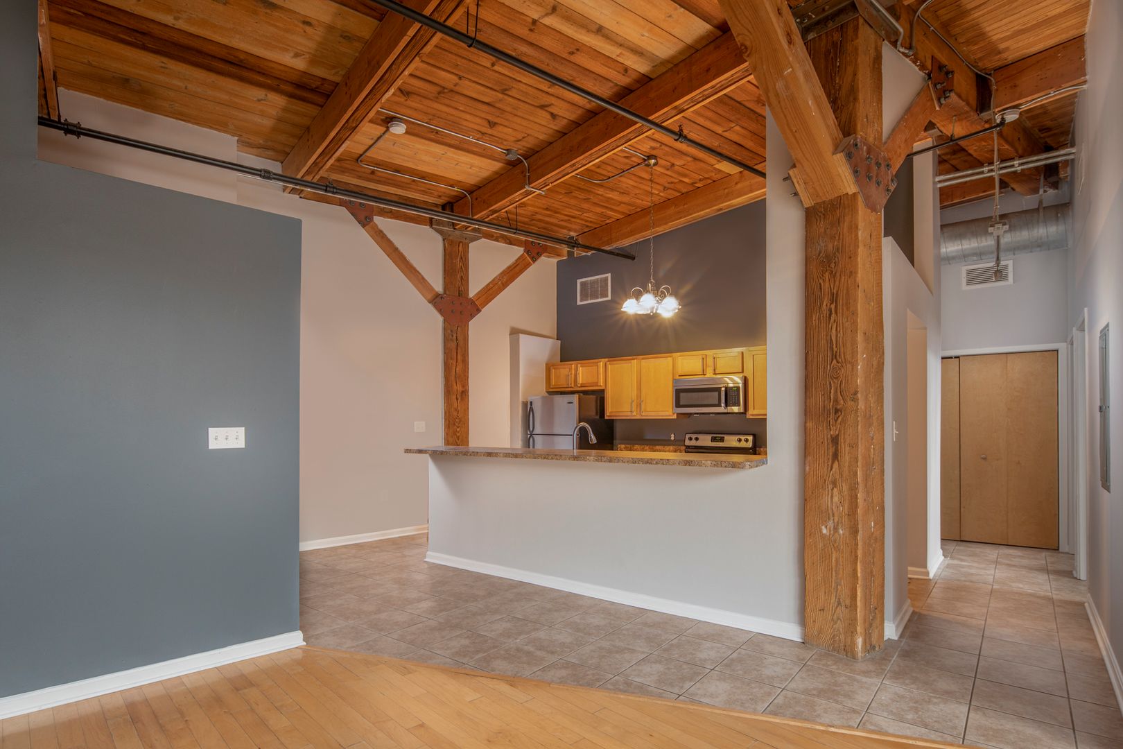 Cleveland Apartment: 2820 Detroit Ave