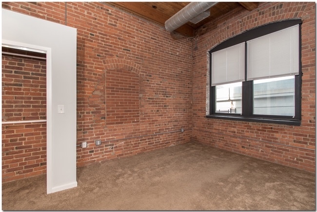 Cleveland Apartment: 2820 Detroit Ave