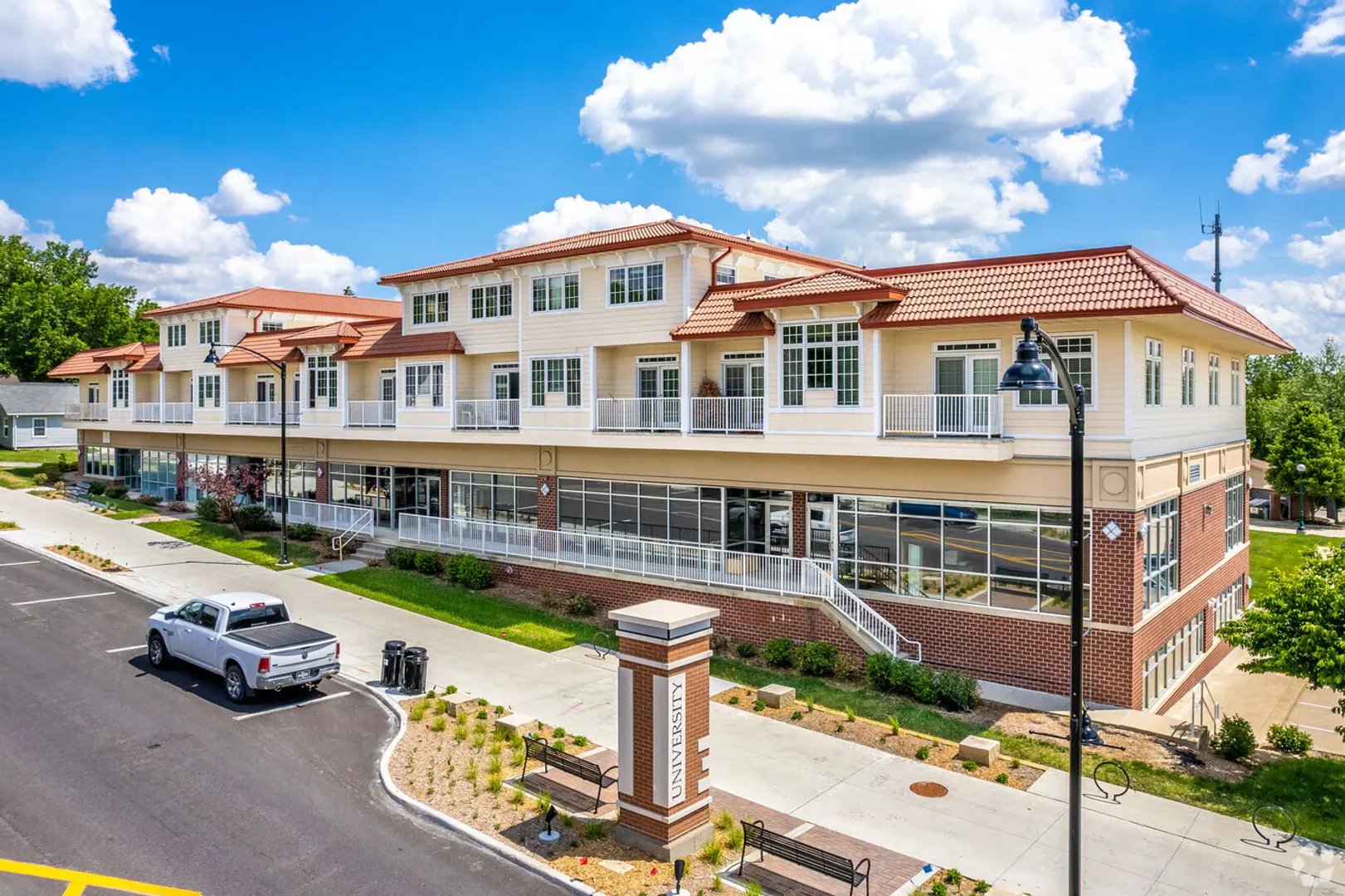 Windsor Heights Apartment: 6500 University Ave