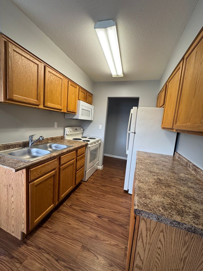 Urbandale Apartment: 7715 Hickman Road