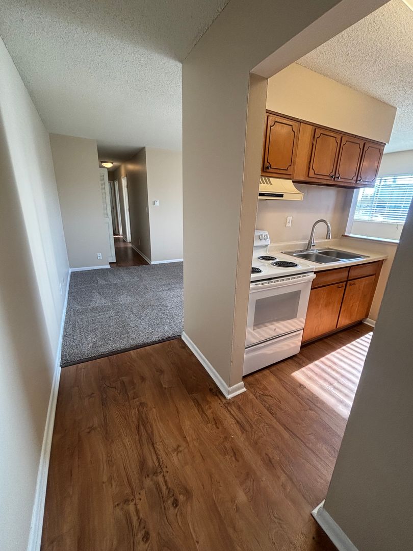 Urbandale Apartment: 7715 Hickman Road