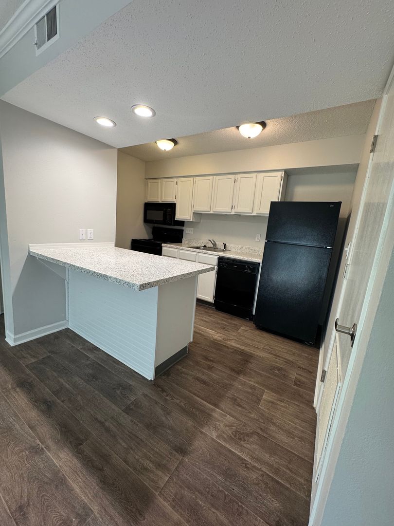 Clive Apartment: 11428 Forest Ave