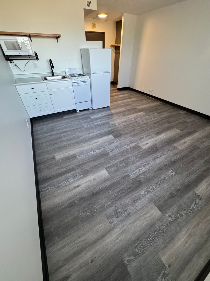 Clive Apartment: 11040 Hickman Road