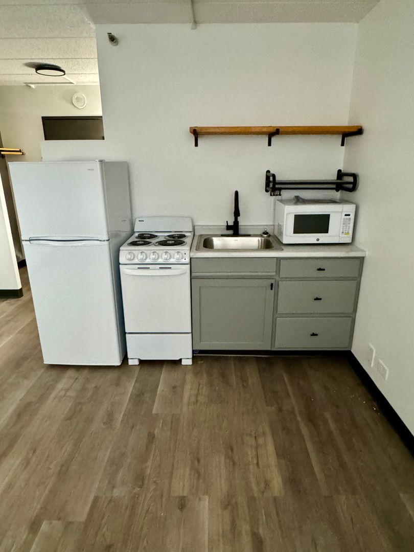 Clive Apartment: 11040 Hickman Road