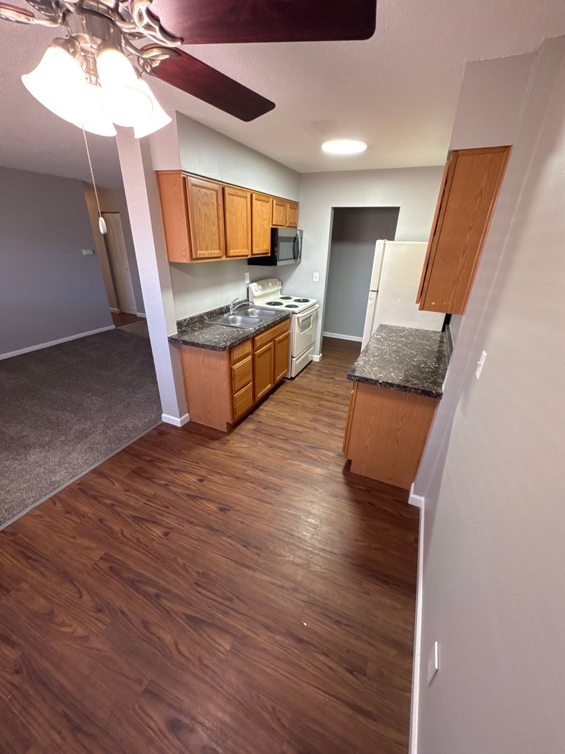 Urbandale Apartment: 7715 Hickman Road