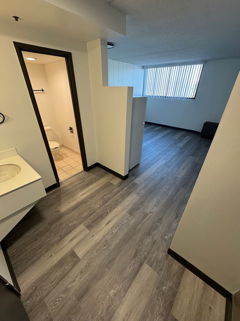 Clive Apartment: 11428 Forest Ave