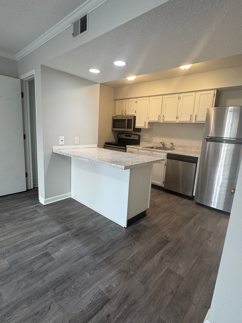 Clive Apartment: 11428 Forest Ave