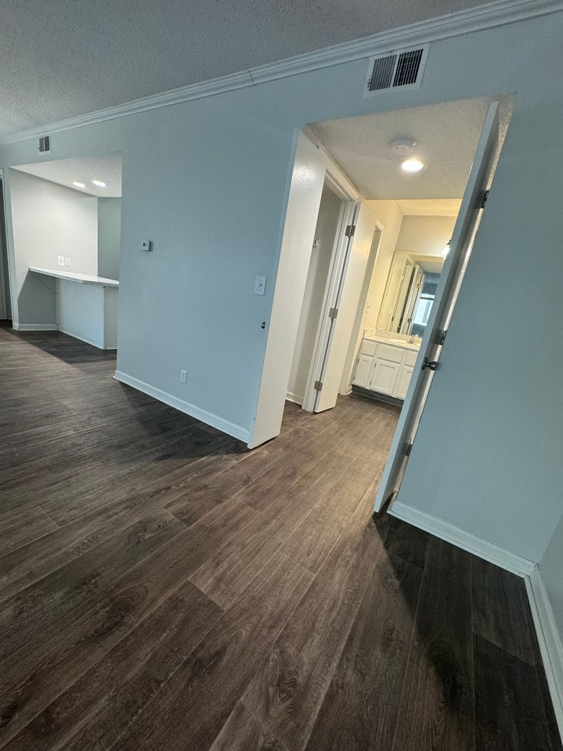 Clive Apartment: 11428 Forest Ave