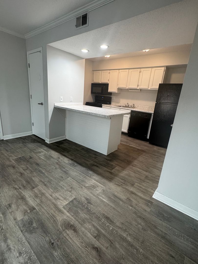 Clive Apartment: 11428 Forest Ave