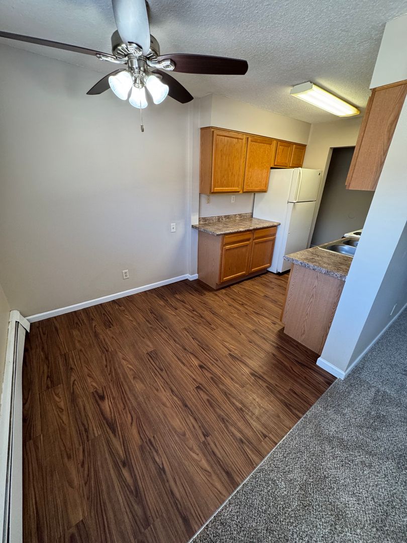 Urbandale Apartment: 7715 Hickman Road
